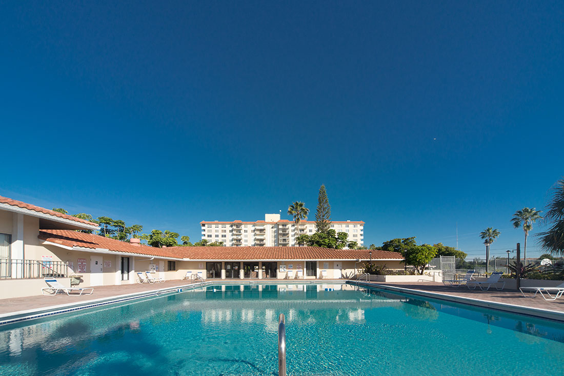 Manors Lake Center Pool